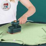 اتو لباس بخار داره ایستاده