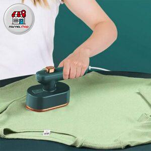 اتو لباس بخار داره ایستاده